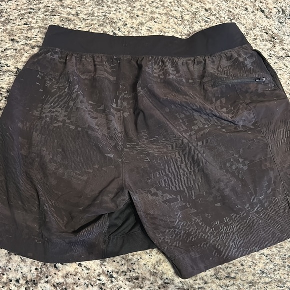 Lululemon THE 7 inch shorts - Picture 2 of 2